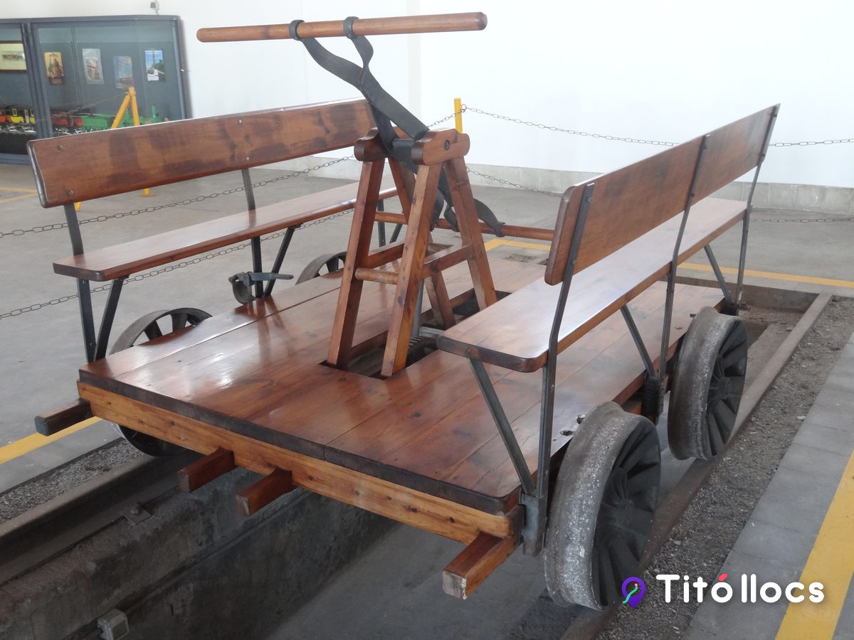 Vagoneta de tracció manual de fusta exposada a les naus del museu