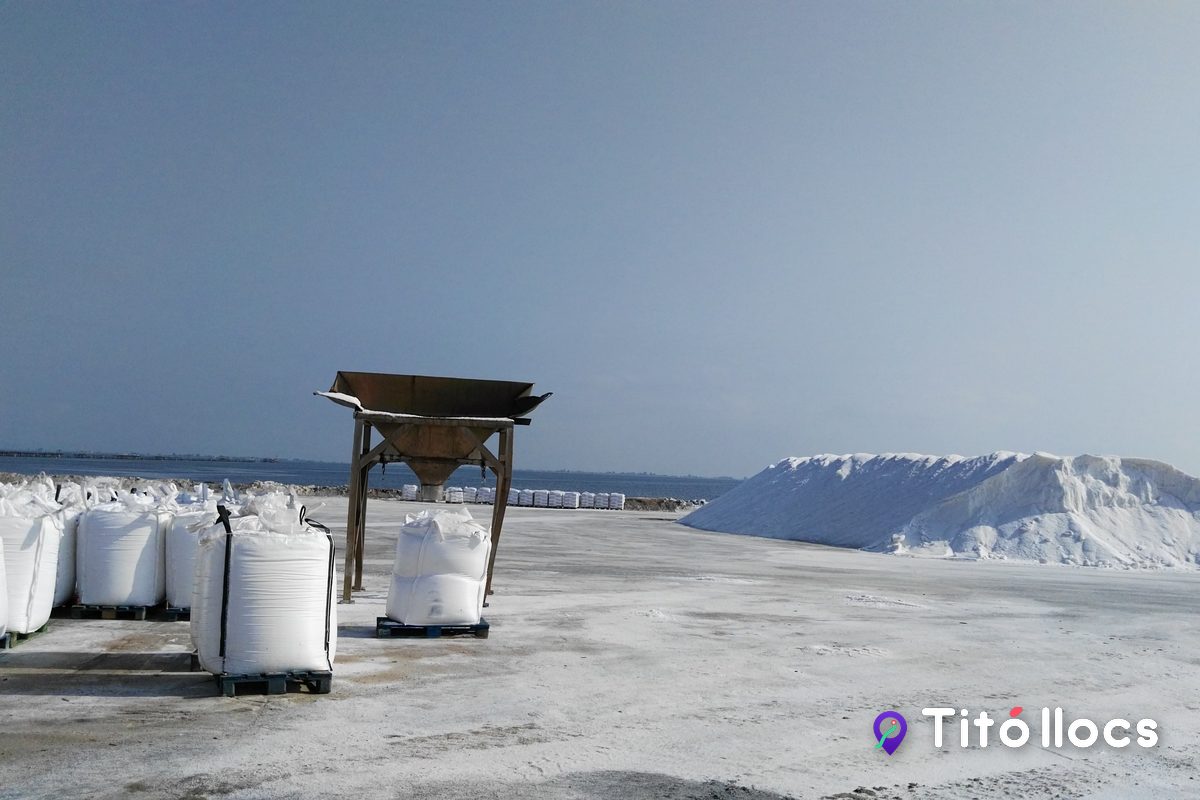 Munts de sal blanca a les Salines de la Trinitat, a la badia dels Alfacs