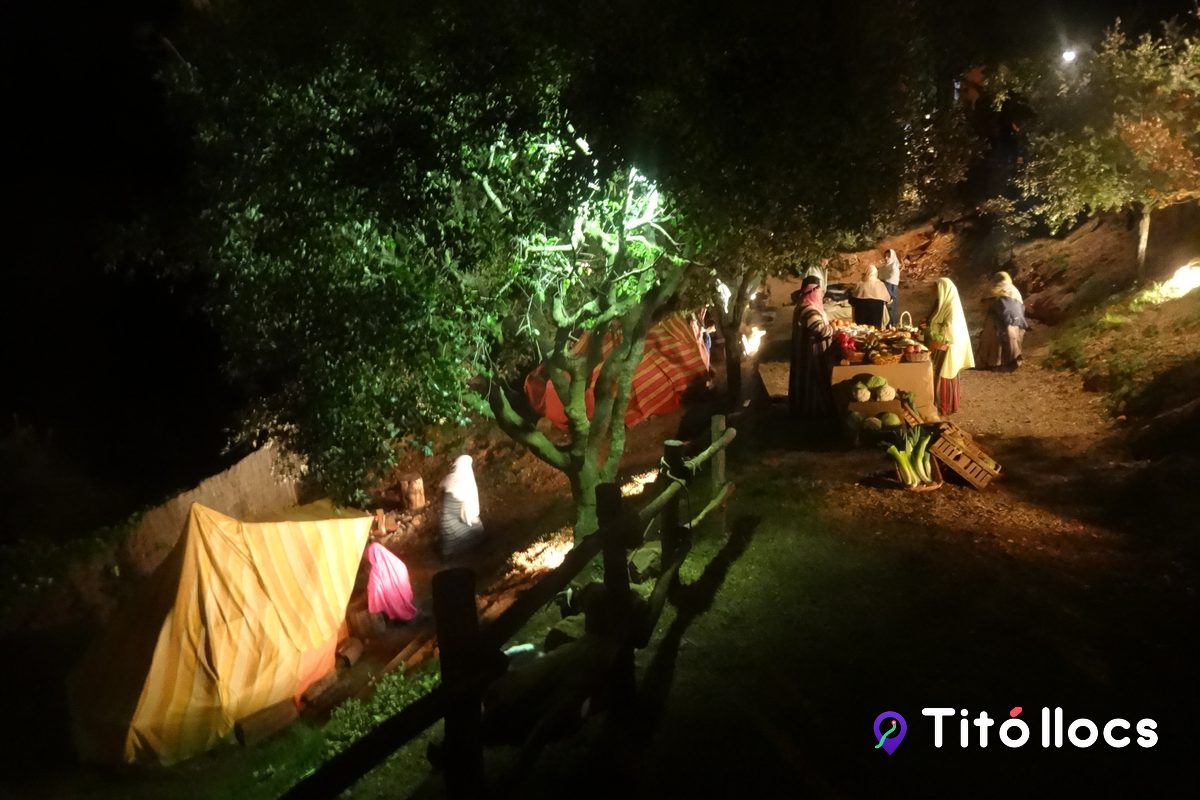 Parada de pagesos amb cistells de fruita i tendals de tela, al Pessebre Vivent de Corbera de Llobregat