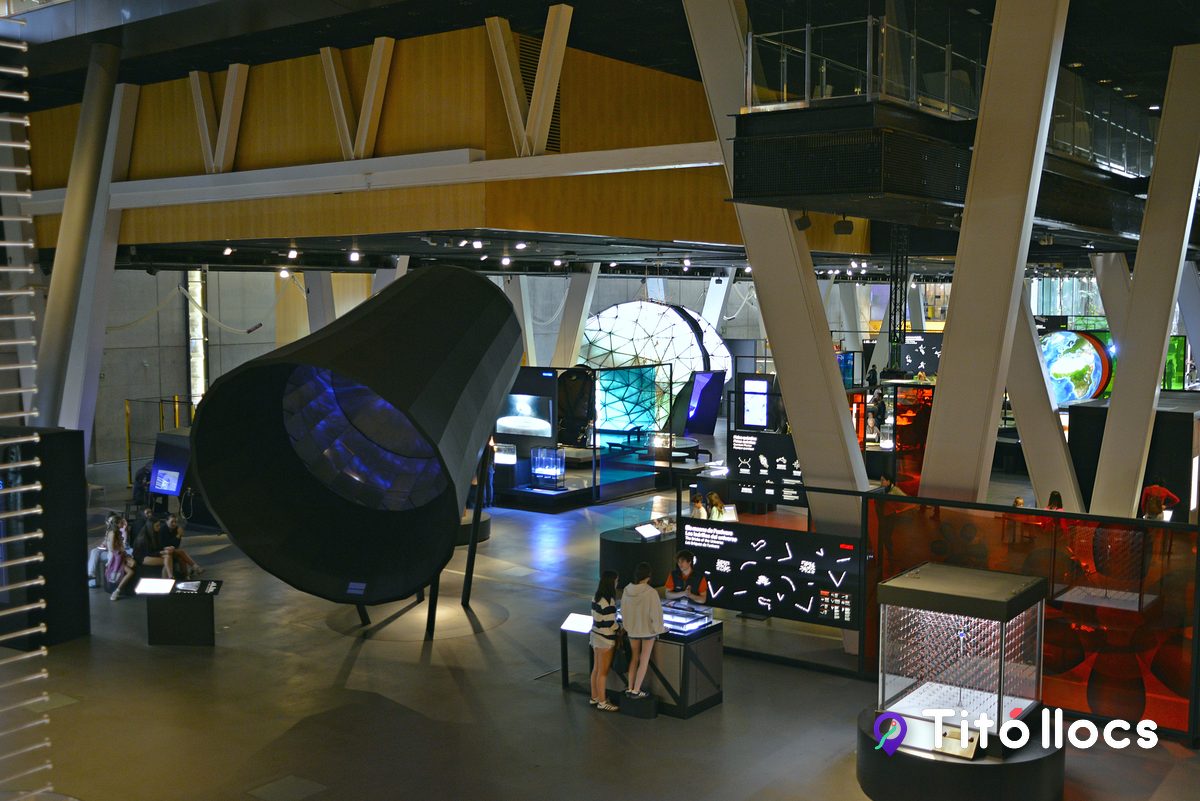 Sala Univers amb els muntatges interactius i la cúpula, al CosmoCaixa