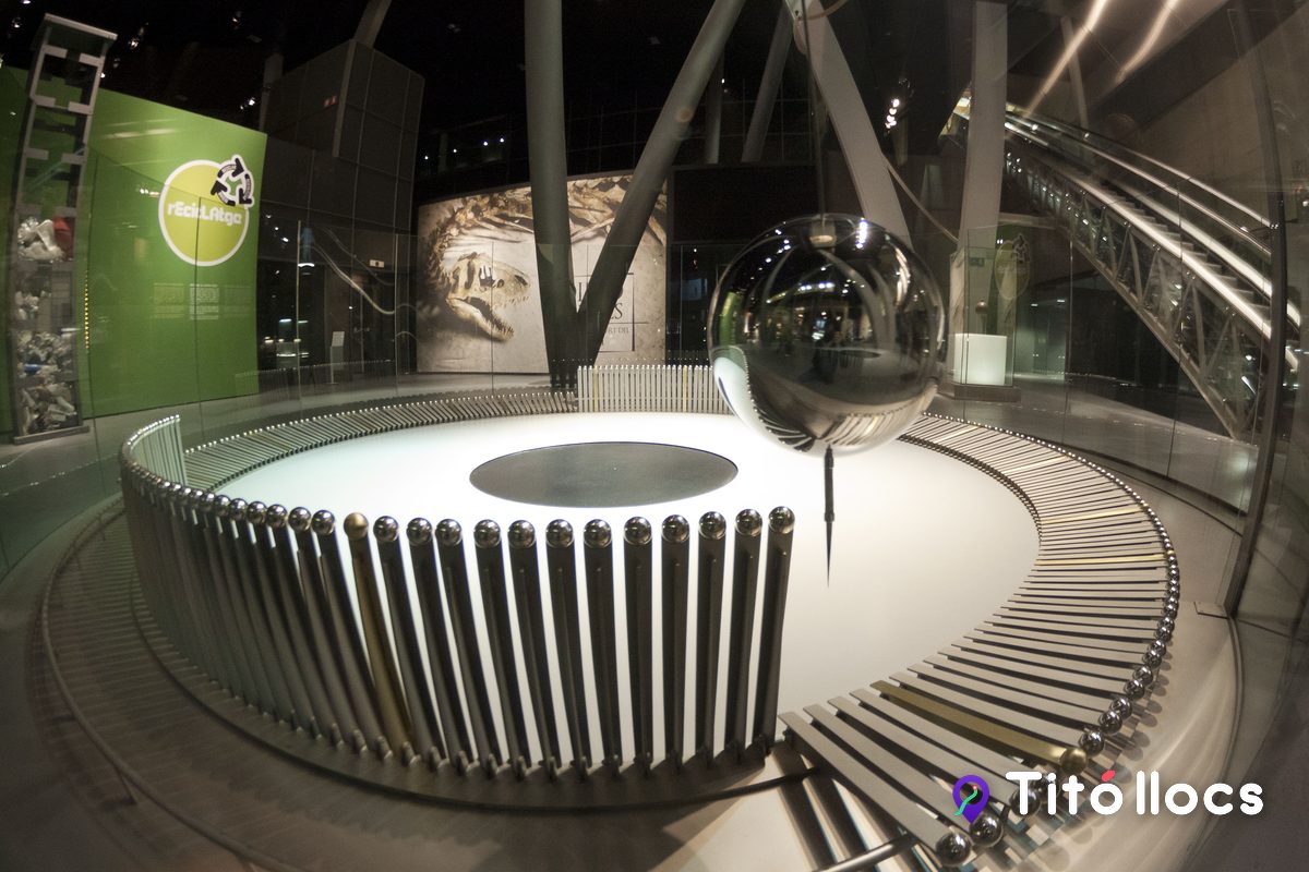Pèndols de Foucault en una sala del CosmoCaixa
