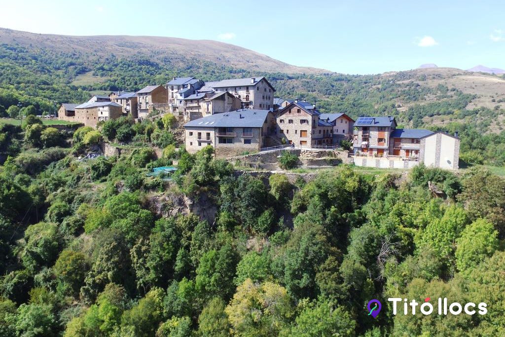 Pujalt (Sort, Pallars Sobirà), Un poble de pedra damunt de Sort, al Pallars Sobirà