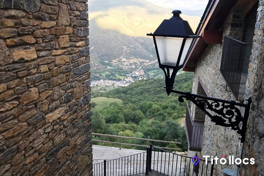 el carreró de pedra amb fanal i la vista de la vall de la Noguera Pallaresa des de Pujalt
