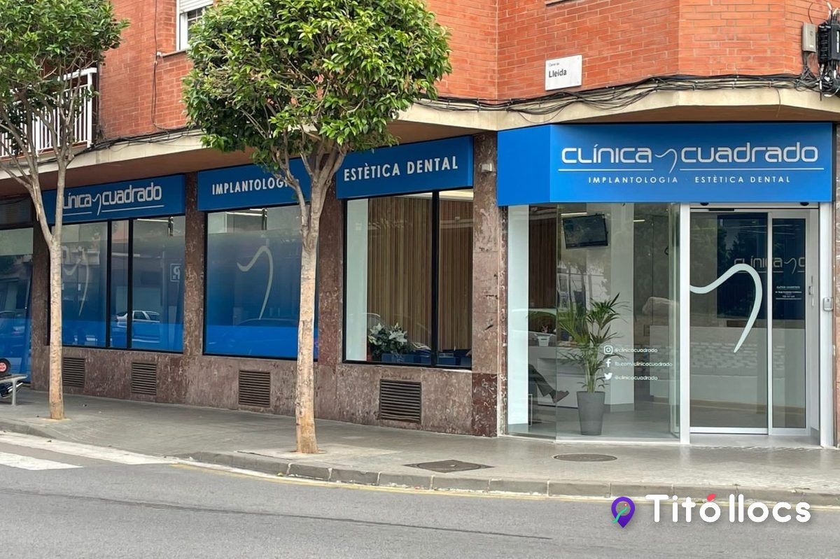 Cantonada de la clínica amb el carrer de Lleida i els rètols d'implantologia i estètica dental