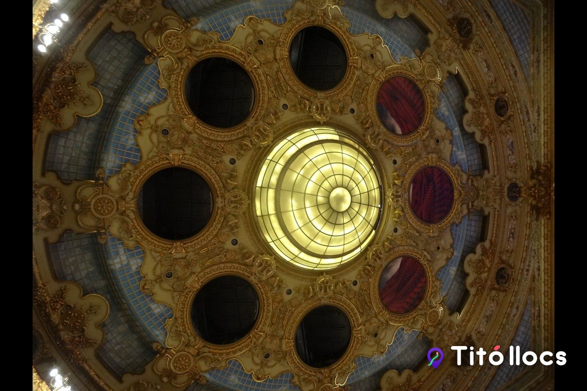 La cúpula daurada del sostre de la sala, amb el llum central, al Gran Teatre del Liceu