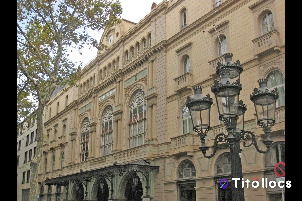 L'edifici del teatre vist des de La Rambla, amb fanals i plàtans, a Barcelona