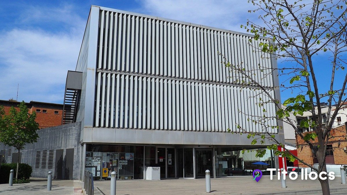 Biblioteca Fages de Climent, La biblioteca de Figueres amb sala infantil i fons Fages