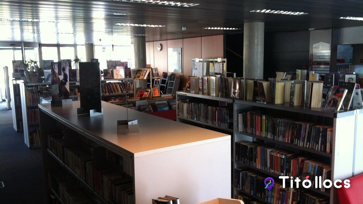 Sala de lectura amb prestatges i taules de consulta