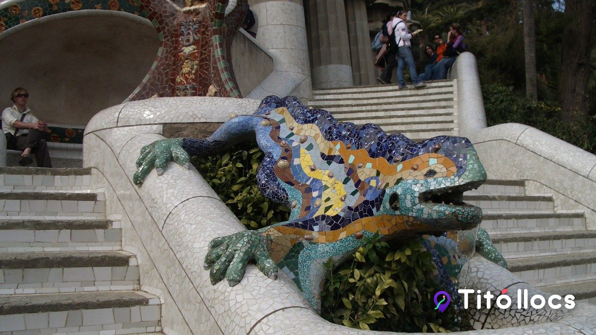 Park Güell, El parc on el drac de Gaudí guarda la terrassa de mosaic