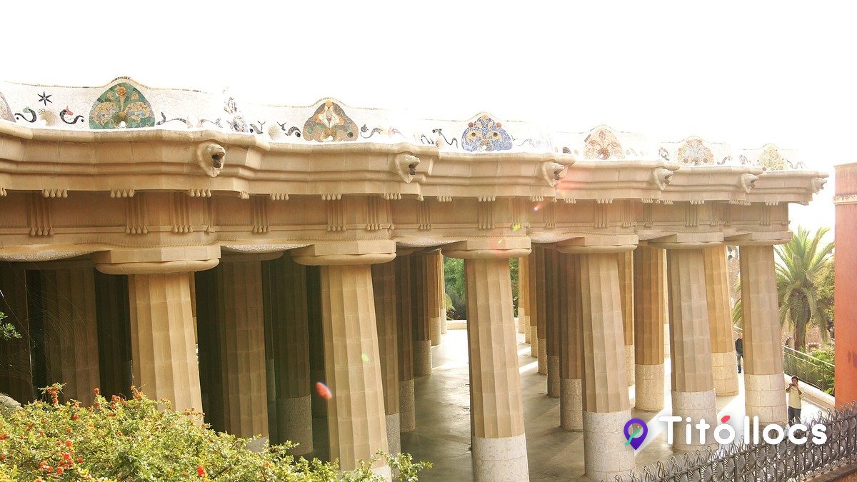 La Sala Hipòstila del Park Güell, amb les columnes dòriques que sostenen la terrassa