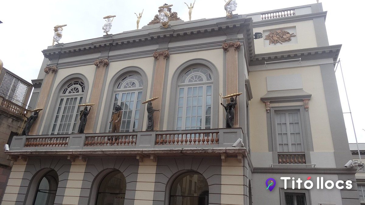 La façana de l'antic Teatre Municipal de Figueres, seu del Teatre-Museu Dalí