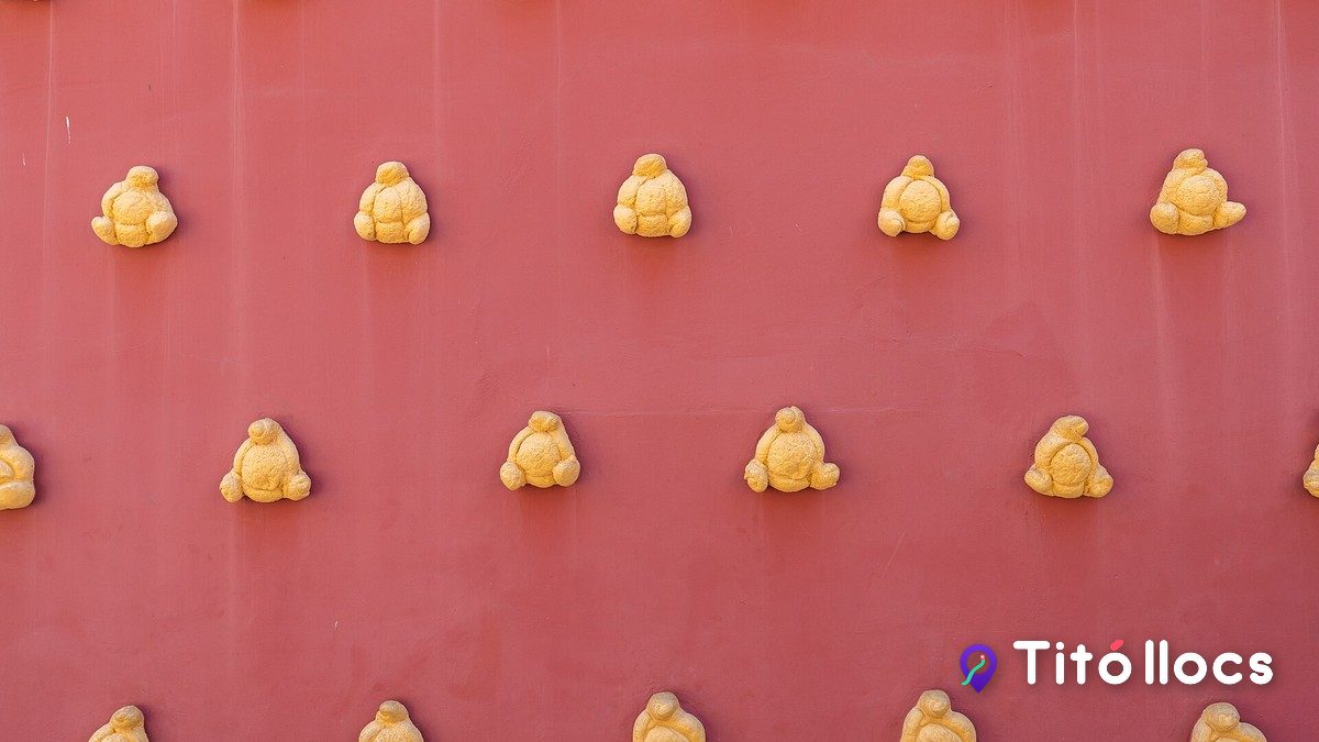 El mur vermell amb relleus daurats que decora el museu