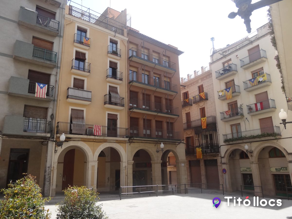 Els arcs dels porxos de la plaça del Blat, a Valls