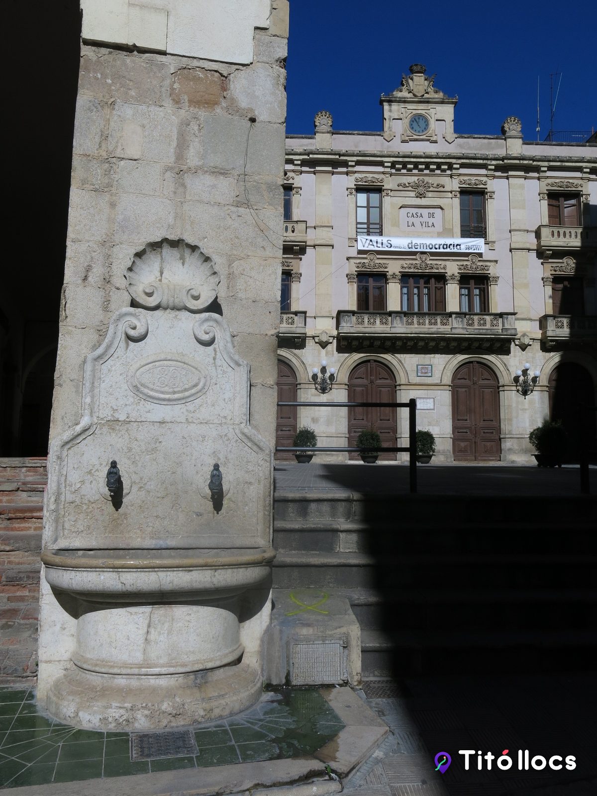 La font neoclàssica de la plaça del Blat amb la Casa de la Vila al fons