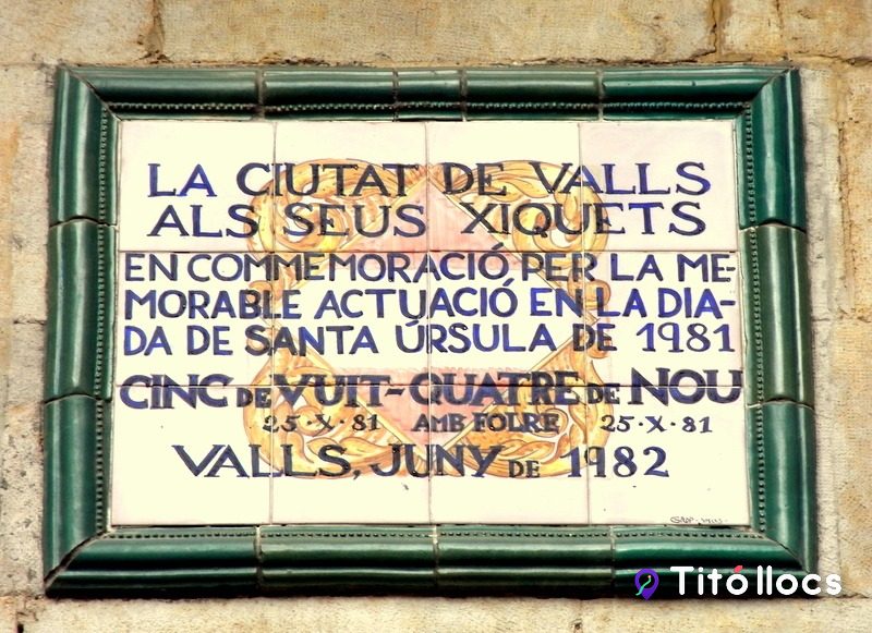 La ceràmica commemorativa dels Xiquets de Valls a la plaça del Blat