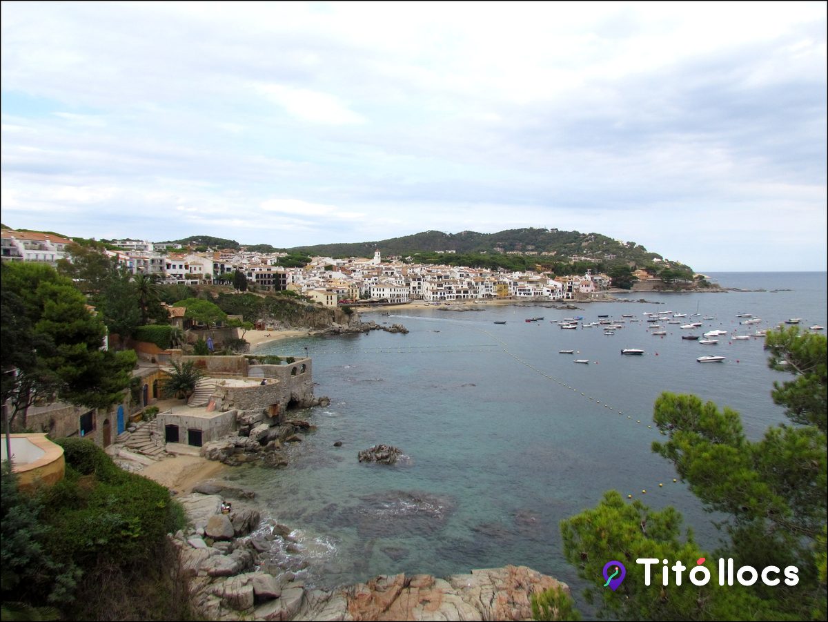 Vista general de la badia de Calella de Palafrugell amb les barques fondejades