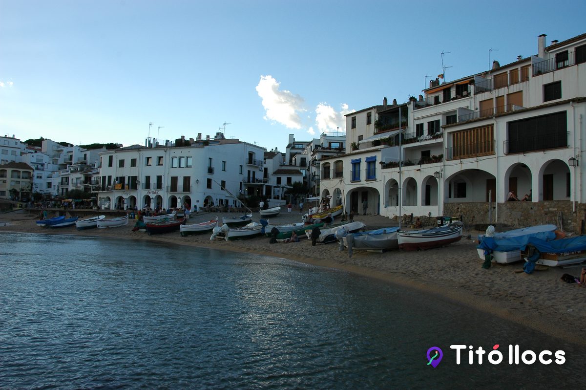 Cases blanques i barques arran d'aigua a la platja del Port Bo