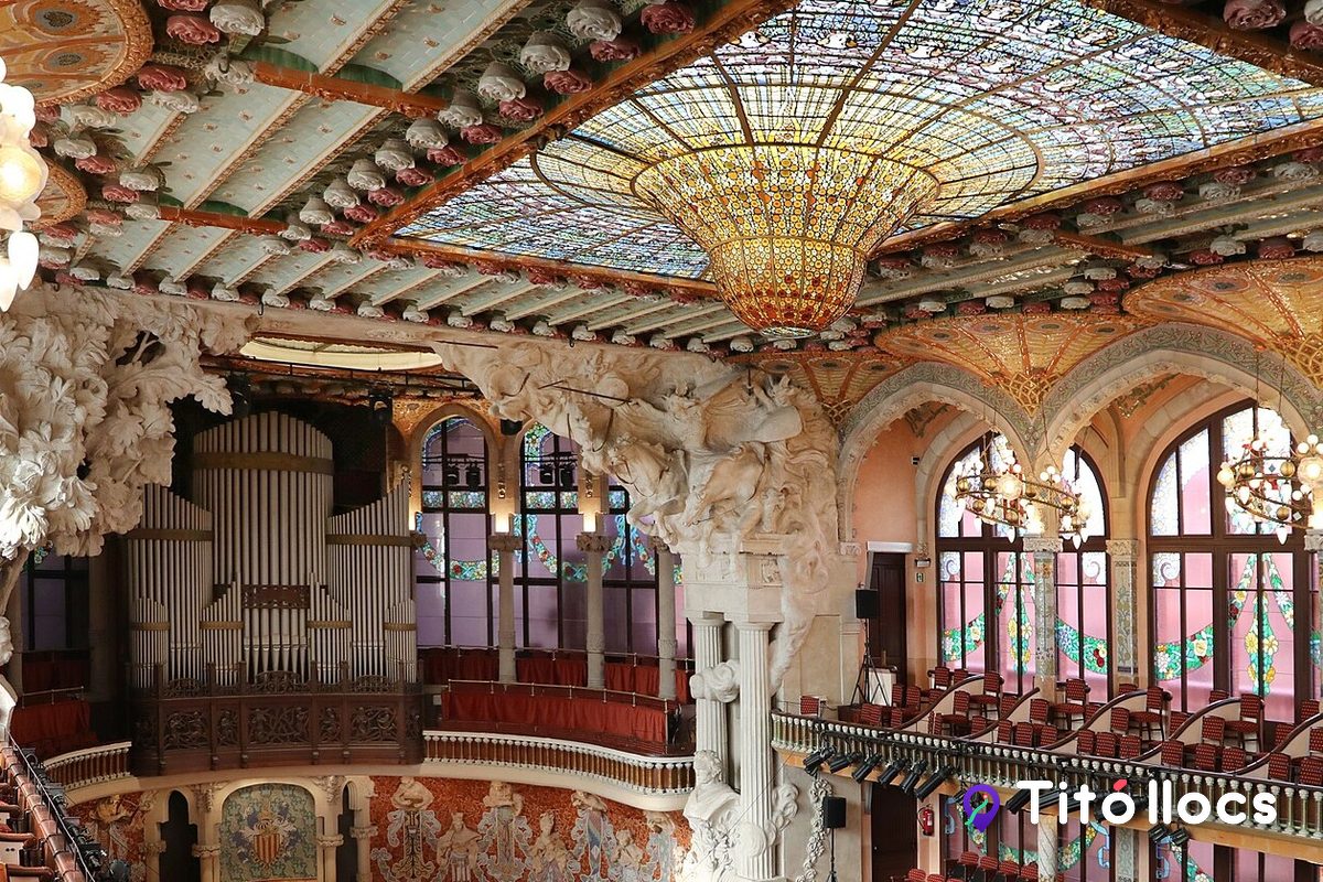 Lluerna de vitrall del sostre de la Sala de Concerts del Palau de la Música Catalana