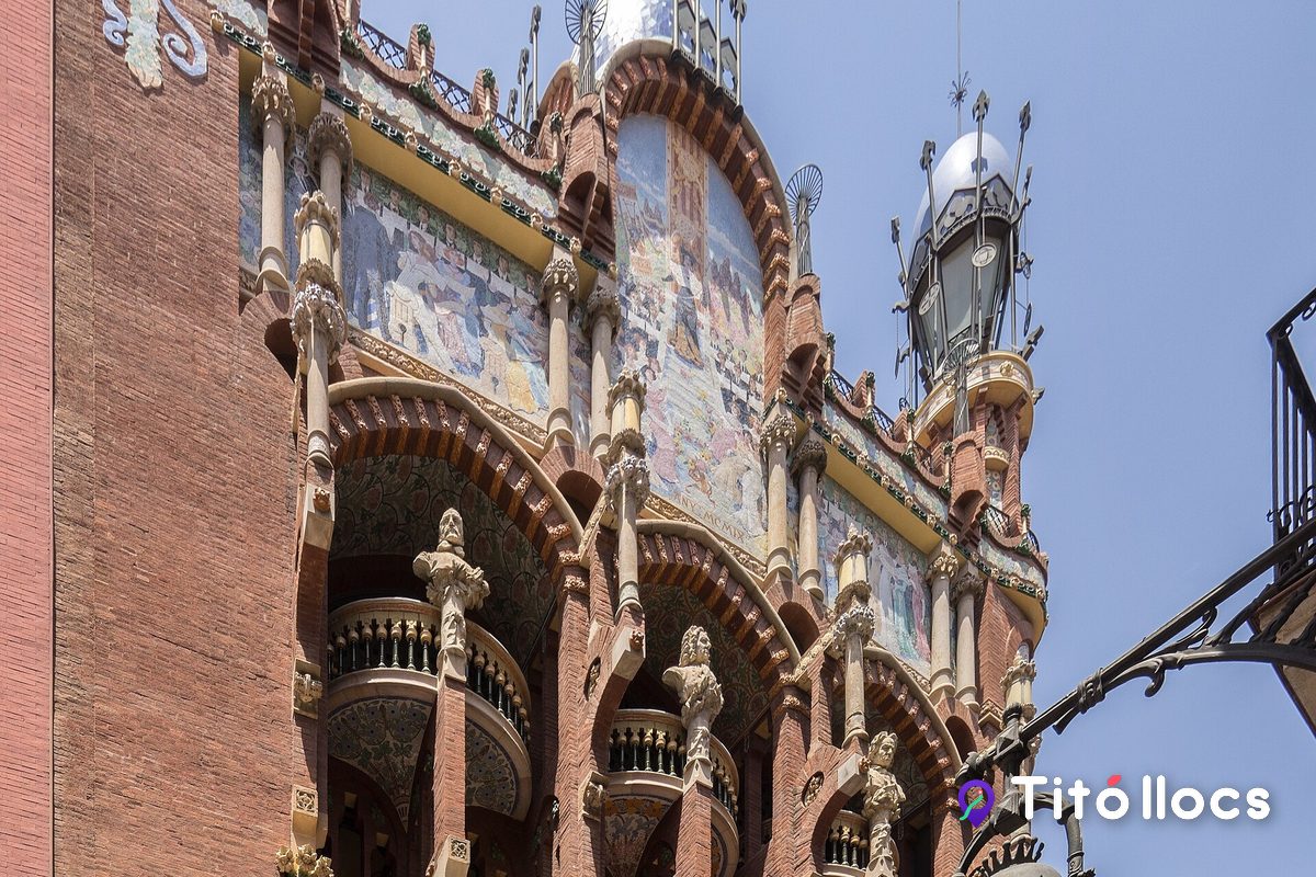 Façana modernista del Palau de la Música Catalana, amb el mosaic i els arcs