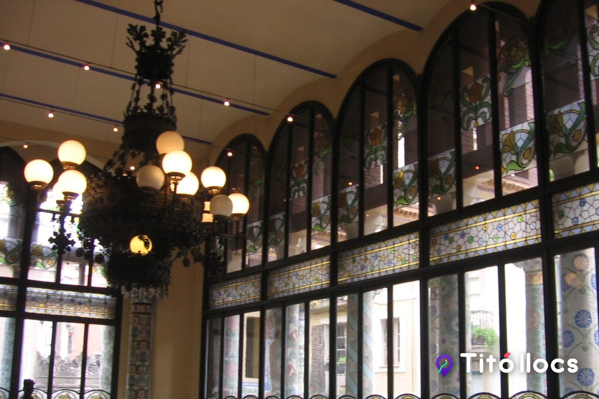 Sala Lluís Millet del Palau de la Música Catalana, amb vitralls i làmpades