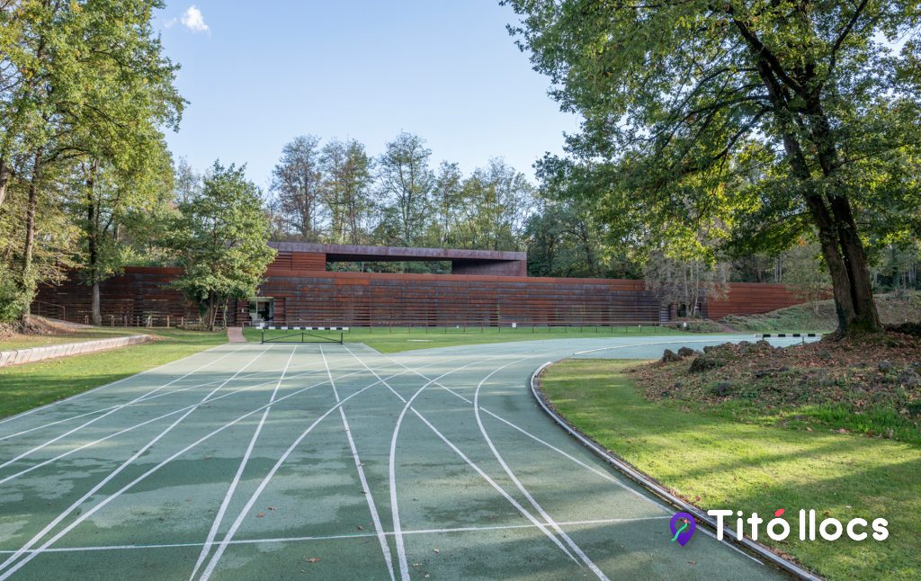 Estadi Tossols-Basil, La pista d'atletisme amagada al bosc d'Olot