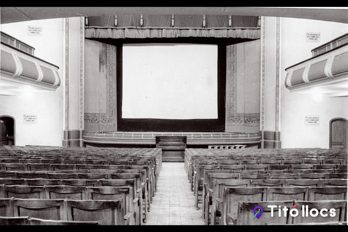 La sala antiga del cinema Cirvianum amb els bancs de fusta, a Torelló