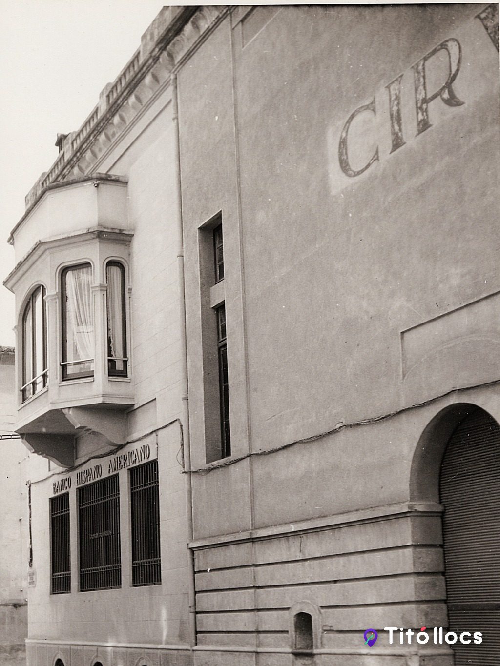 Detall de la façana original amb les lletres CIR del rètol, a Torelló