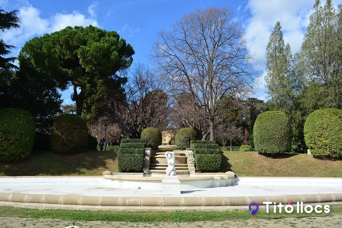 Parterre de boixos i cascada d'aigua a l'entrada dels jardins del Palau de Pedralbes