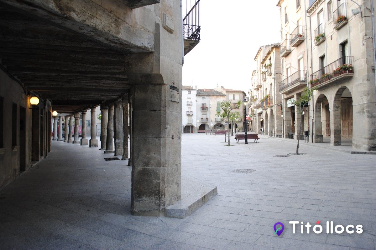 Santa Coloma de Queralt, Vila medieval amb botigues i places porxades