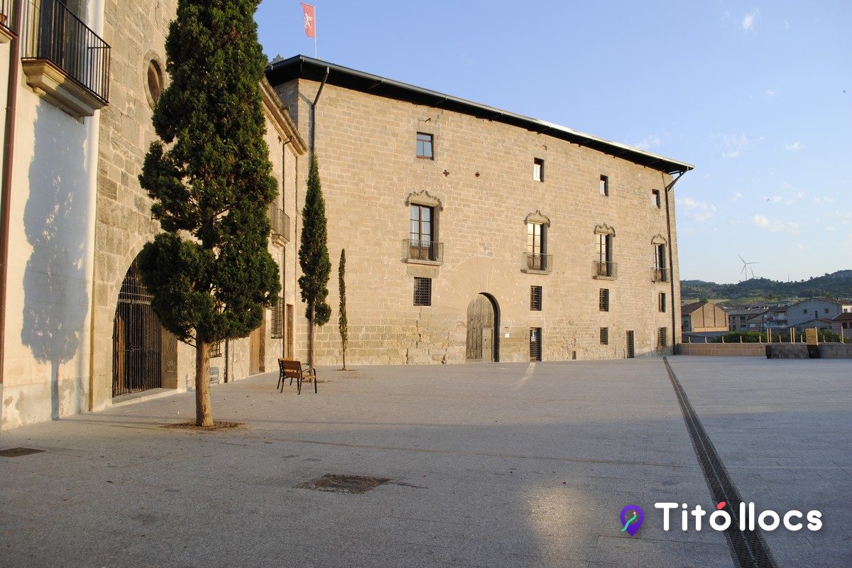 El castell dels Comtes de Santa Coloma de Queralt, amb l'esplanada del davant