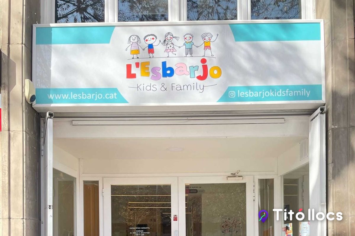 L'Esbarjo Kids & Family, Joc simbòlic, tobogans i racons per a infants de 0 a 8 anys