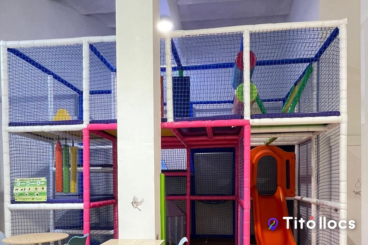 Estructura de joc de L'Esbarjo amb xarxes i tobogan taronja