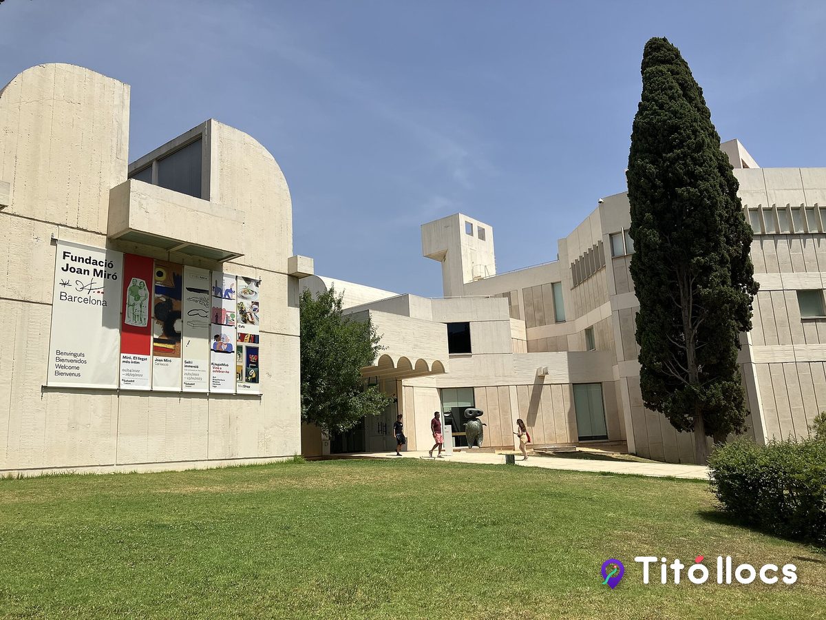 Entrada de la Fundació Joan Miró amb el rètol i els cartells de les exposicions