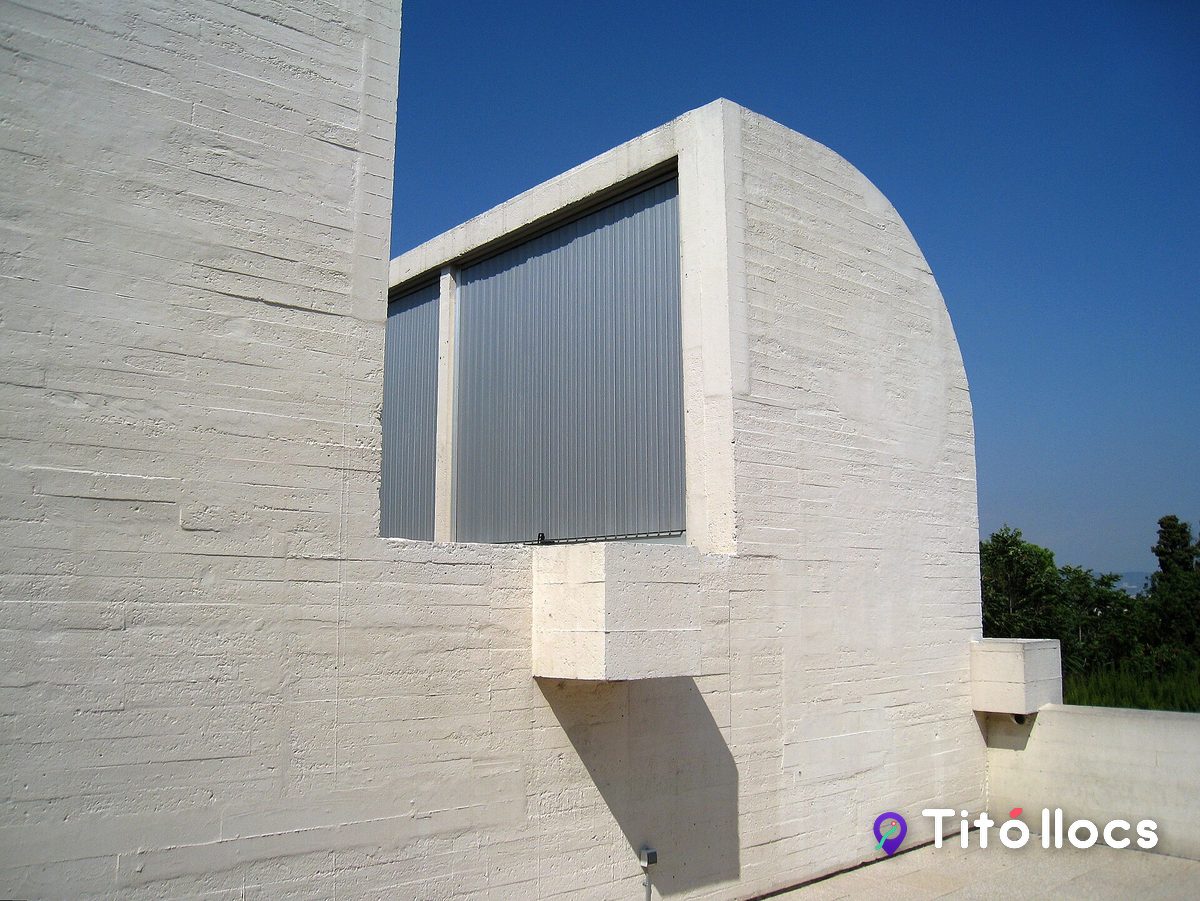 Detall de la façana de formigó blanc i la finestra corba de la Fundació Joan Miró