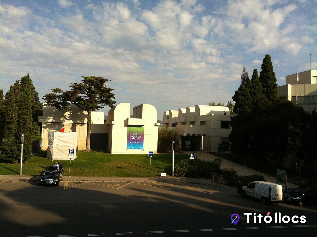 Vista exterior de la Fundació Joan Miró des de l'avinguda, amb el jardí i l'accés al recinte