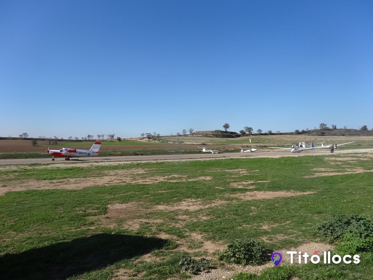 Avió lleuger i planadors a la pista de l'aeròdrom d'Igualada-Òdena