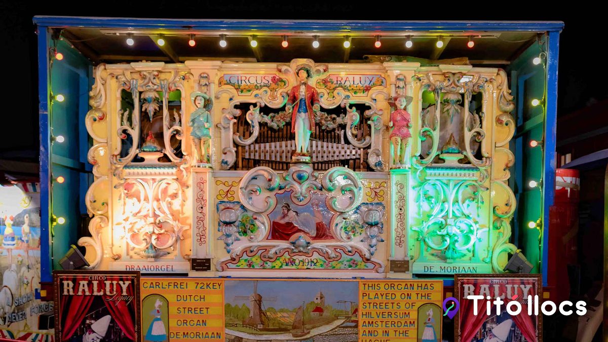 Orgue de carrer holandès de 1912 del Circ Raluy Legacy, daurat i amb llums de colors
