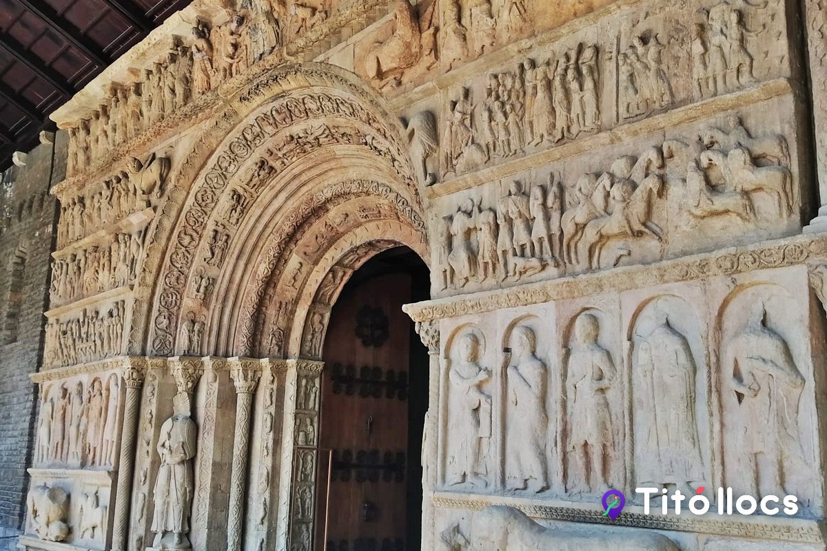 Monestir de Santa Maria de Ripoll, El portal romànic i el claustre del monestir de Ripoll