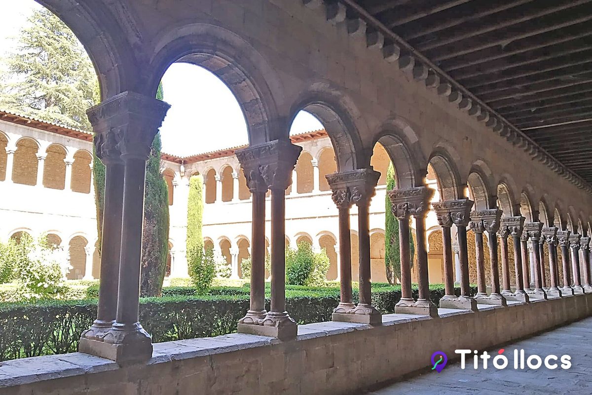 Galeria romànica del claustre del Monestir de Santa Maria de Ripoll, amb arcs i columnes