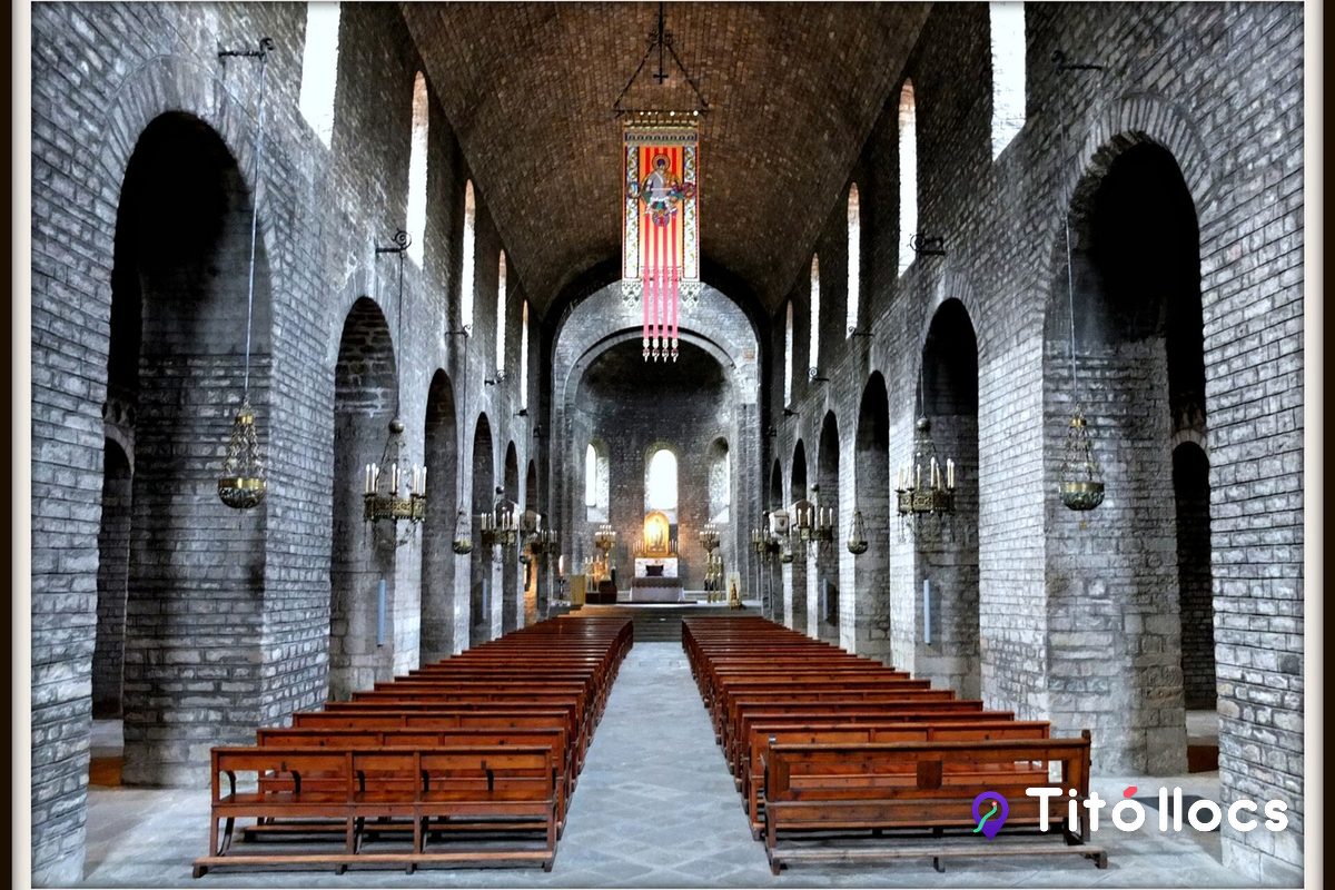Nau central de la basílica del Monestir de Santa Maria de Ripoll, amb els bancs de fusta