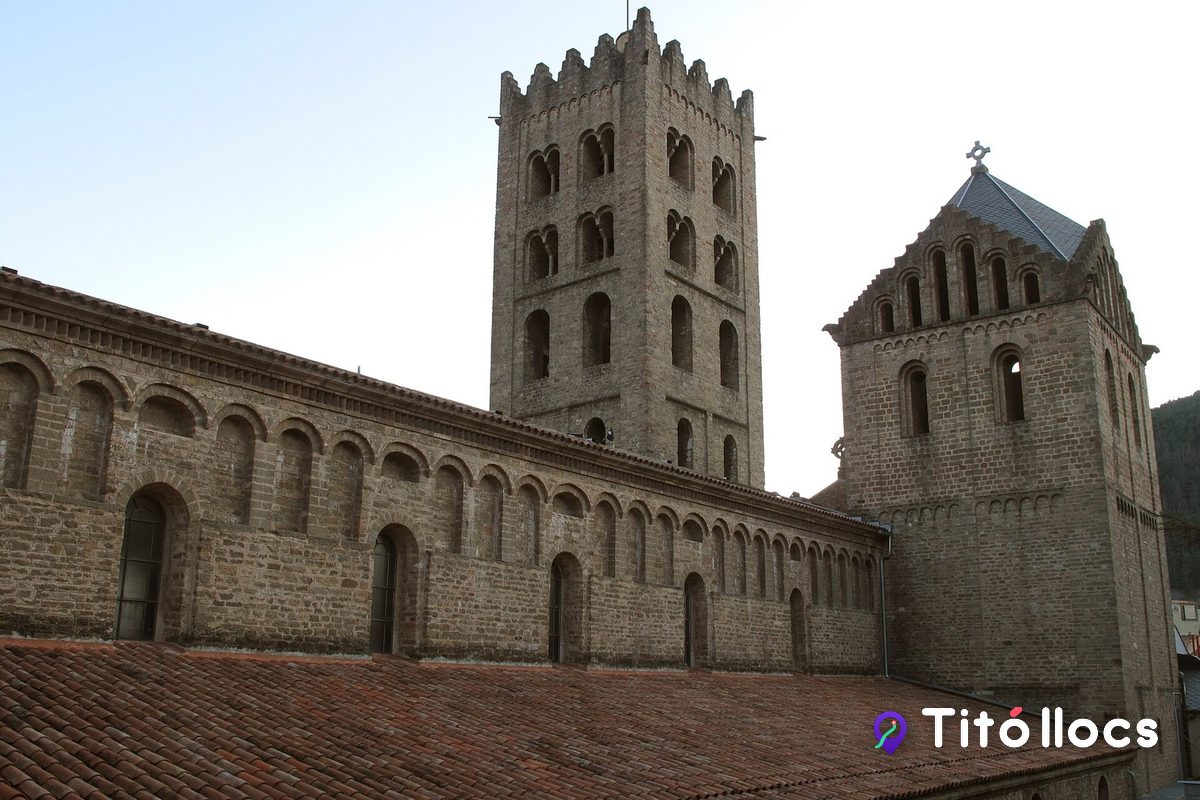 Vista exterior del Monestir de Santa Maria de Ripoll amb la basílica i el campanar