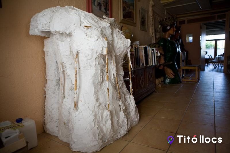 Motlle de guix d'una figura gegant a la sala d'exposició del Taller Gabins