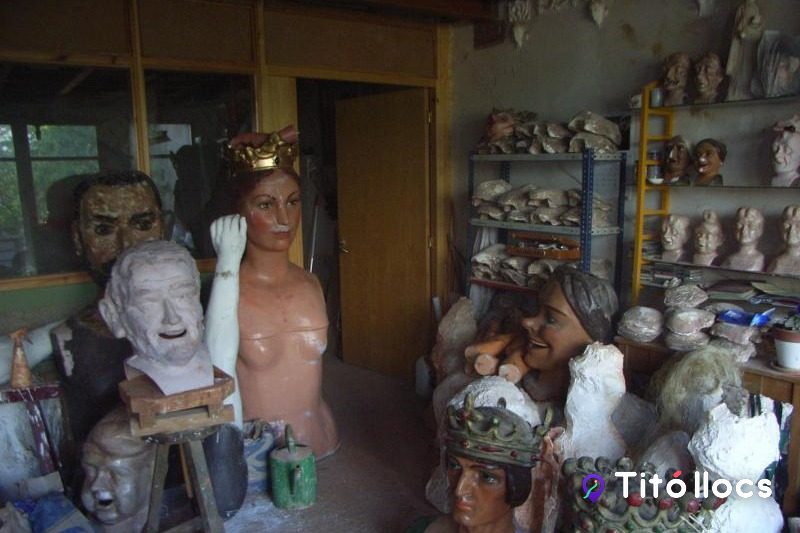 Banc de treball del taller amb busts i caps de gegant en construcció