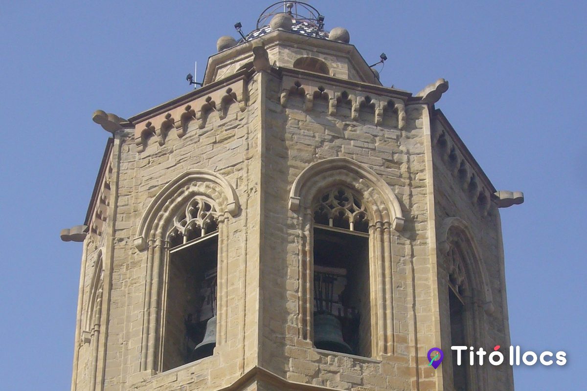 La sala de campanes del campanar de Santa Maria de Cervera, amb els finestrals d'arc apuntat i les campanes a la vista