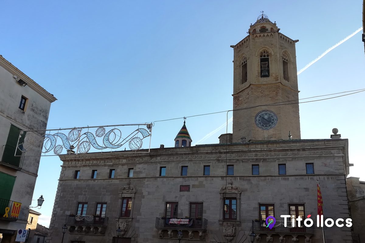 La plaça Major de Cervera amb la Paeria i el campanar de Santa Maria al fons