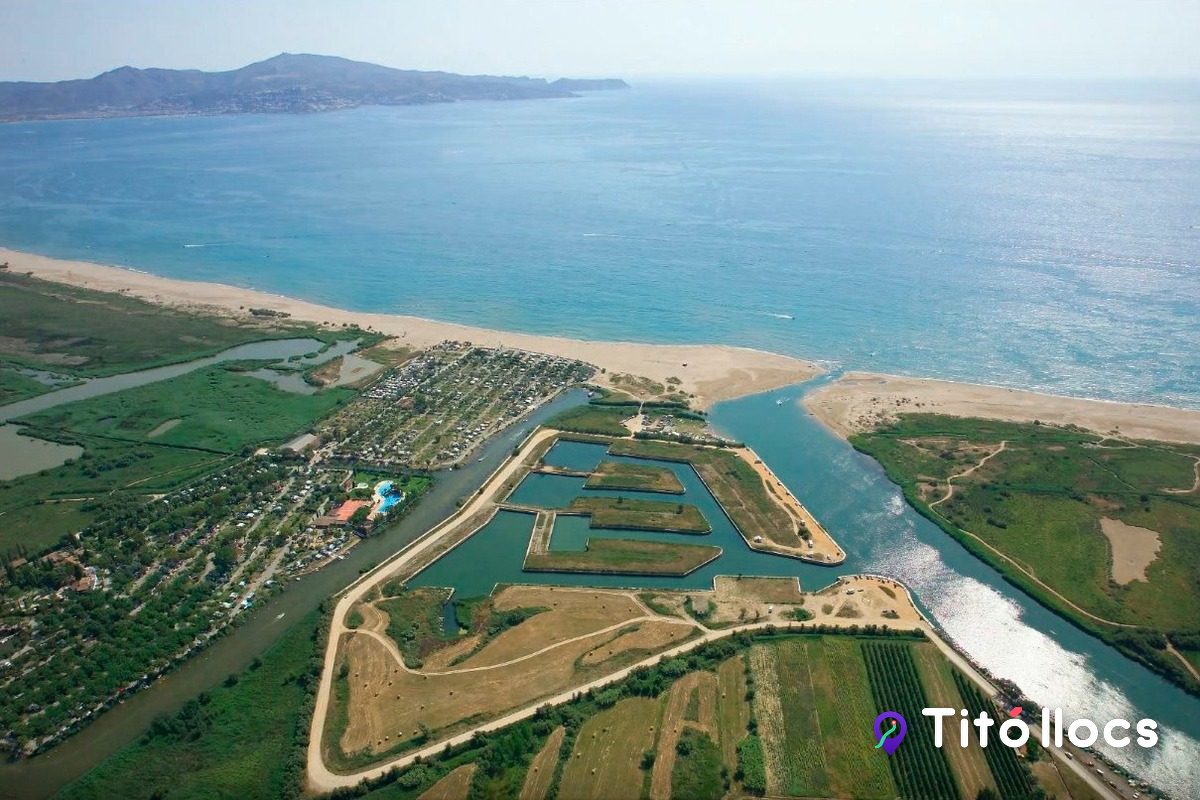 Vista aèria del tram final del Fluvià, els canals i la platja, amb la badia de Roses al fons