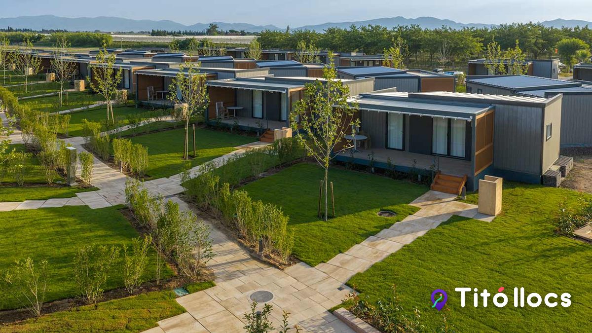 Els bungalous amb jardins i gespa del Camping Las Dunas