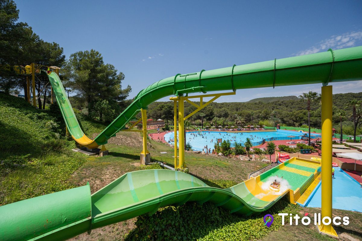 Aqualeón, Albinyana (Tarragona), Tobogans i piscina d'onades al Baix Penedès