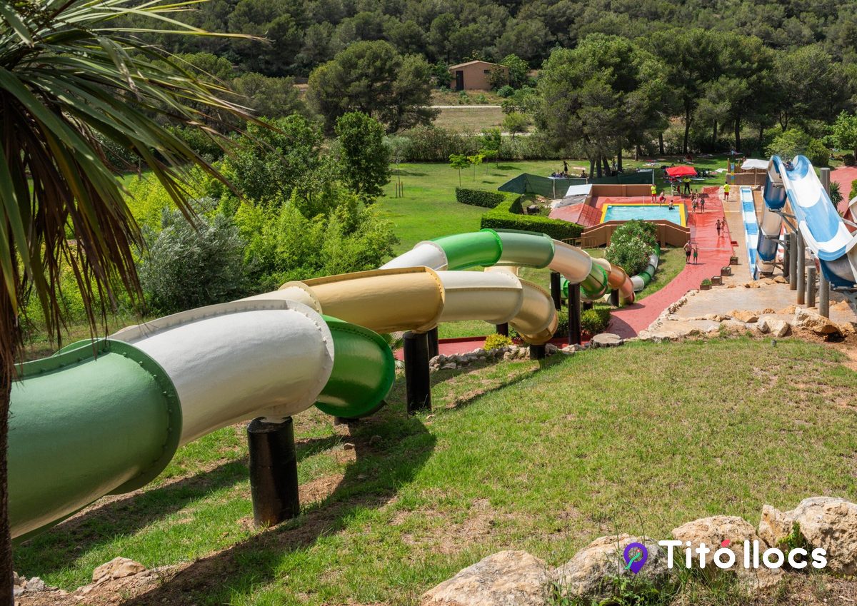 Tubs de l Anaconda i vistes de les atraccions del parc, a Aqualeon