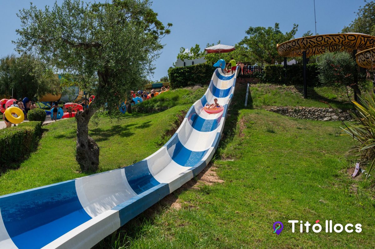 Tobogan blau i blanc dels Speed Boats entre arbres, a Aqualeon